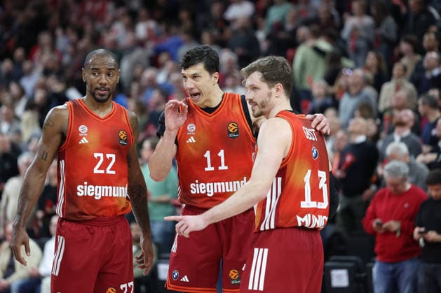 Speech by Vladimir Lucic FC Bayern Basketball, 11 with Andreas Obst FC Bayern Basketball, 13 and Isiaha Mike FC Bayern Basketball, 22 , GER, FC Bayern Basketball vs Valencia Basket, Basketball, Euroleague, Matchday 24, Season 2025 2026, 22 01 2026, GER, FC Bayern Basketball vs Valencia Basket, Basketball, Euroleague, Matchday 24, Season 2025 2026, 22 01 2026 Munich Copyright: xEibner-Pressefoto JennixMaulx EP_JML
