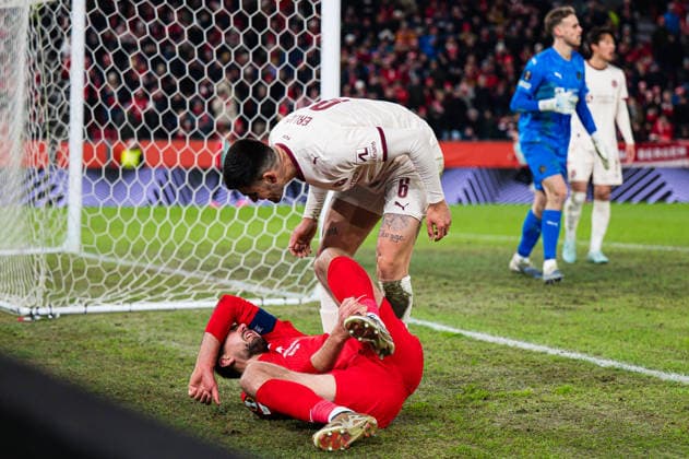 260122 Fredrik Pallesen Knudsen of Brann and Martin Erlic of Midtjylland during the UEFA Europa League football match between Brann and Midtjylland on January 22, 2026 in Bergen Photo Marius Simensen BILDBYRAN COP 238 MM0054 bbeng brann football fotball fotboll midtjylland soccer uefa europa league  Copyright: MARIUSxSIMENSEN BB260122ZZ048