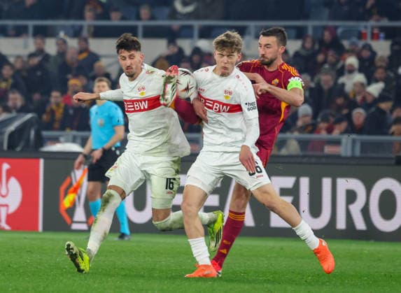 January 22, 2026, Roma, Roma, Italia: Bryan Cristante (AS Roma) - Atakan Karazor (VfB Stuttgart) During the 2025 26 Europa League football match between Roma and Stuttgart on January 22, 2026 at the Stadio Olimpico in Rome..Photo: Roma Italia - ZUMAs236 20260122_aap_s236_125 Copyright: xFabioxSassox
