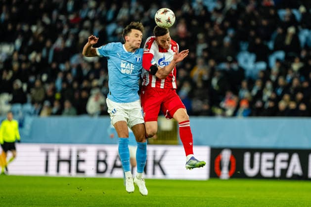 Malmo FF v Crvena Zvezda, UEFA Europa League, Malmo Sweden Malmo, Sweden. 22nd, January 2026. Bruno Duarte (R) of Crvena Zvezda and Colin Rosler (L) of Malmo FF seen during the UEFA Europa League match between Malmo FF and Crvena Zvezda at Eleda Stadion in Malmo. Sweden, Malmo, Eleda Stadion  Copyright: xGonzalesxPhoto TobiasxJorgensenx