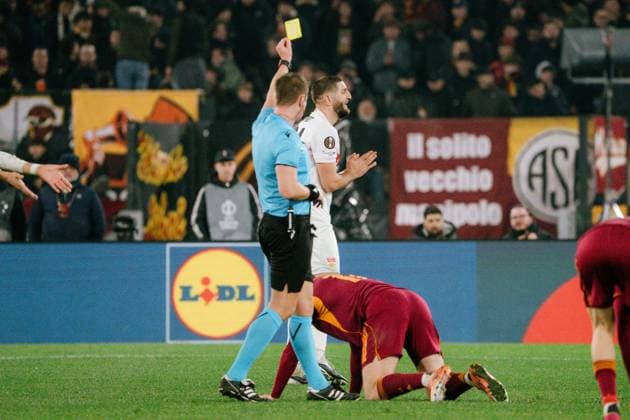 John Brooks referee, England shows Jeff Chabot VfB Stuttgart, 24 the yellow card, ITA, AS Roma vs VfB Stuttgart, Football, Europa League, Matchday 7, 2025 2026 season, 22 01 2026, ITA, AS Roma vs VfB Stuttgart, Football, Europa League, Matchday 7, 2025 2026 season, 22 01 2026, Rome Copyright: xEibner-Pressefoto EdwardxCheungx EP_ECG