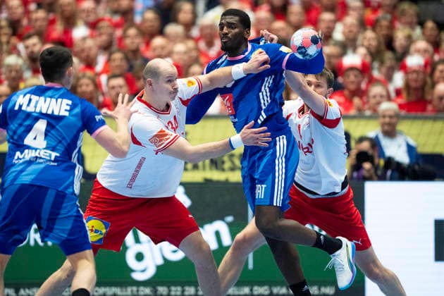 Men s Handball European Championship Denmark France France s Dika Mem and Aymeric Minne in action with Denmark s Simon Hald and Magnus Landin during the men s handball match between Denmark and France in EHF Euro 2026 Group B at Jyske Bank Boxen in Herning, Thursday, January 22, 2026 Photo Bo Amstrup Ritzau Scanpix , Herning Denmark Mors  Copyright: BoxAmrstrupx xRitzauxScanpix BoxAmstrupx spdk20260122-225954-L