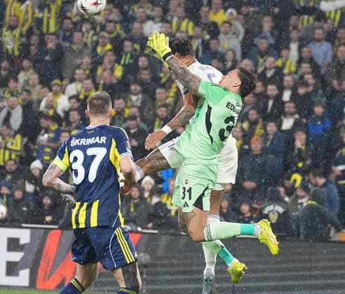 ISTANBUL, TURKEY - JANUARY 22: Milan Skriniar (37) , Goalkeeper Ederson of Fenerbahce and Tyrone Mings of Aston Villa battle for the ball during the UEFA Europa League 2025 26 League Phase MD7 match between Fenerbahce SK and Aston Villa FC at Fenerbahce Sükrü Saracoglu Spor Kompleksi Chobani Stadium on January 22, 2026 in Istanbul, Turkey. Istanbul Turkey Copyright: xSeskimphotox FBahce-AVilla-220126 (76)