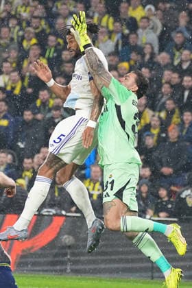 ISTANBUL, TURKEY - JANUARY 22: Goalkeeper Ederson of Fenerbahce and Tyrone Mings of Aston Villa battle for the ball during the UEFA Europa League 2025 26 League Phase MD7 match between Fenerbahce SK and Aston Villa FC at Fenerbahce Sükrü Saracoglu Spor Kompleksi Chobani Stadium on January 22, 2026 in Istanbul, Turkey. Istanbul Turkey Copyright: xSeskimphotox FBahce-AVilla-220126 (80)