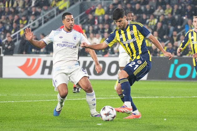 ISTANBUL, TURKEY - JANUARY 22: Marco Asensio (21) of Fenerbahce and Youri Tielemans (L) of Aston Villa battle for the ball during the UEFA Europa League 2025 26 League Phase MD7 match between Fenerbahce SK and Aston Villa FC at Fenerbahce Sükrü Saracoglu Spor Kompleksi Chobani Stadium on January 22, 2026 in Istanbul, Turkey. Istanbul Turkey Copyright: xSeskimphotox FBahce-AVilla-220126 (102)