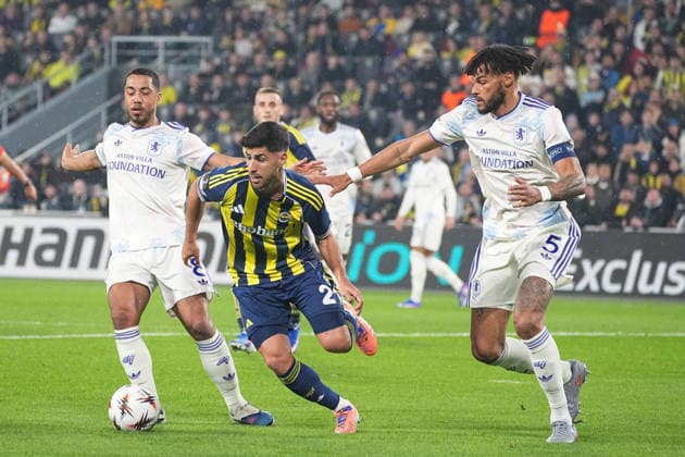 ISTANBUL, TURKEY - JANUARY 22: Marco Asensio (21) of Fenerbahce and Youri Tielemans (L) , Tyrone Mings (R) of Aston Villa battle for the ball during the UEFA Europa League 2025 26 League Phase MD7 match between Fenerbahce SK and Aston Villa FC at Fenerbahce Sükrü Saracoglu Spor Kompleksi Chobani Stadium on January 22, 2026 in Istanbul, Turkey. Istanbul Turkey Copyright: xSeskimphotox FBahce-AVilla-220126 (105)