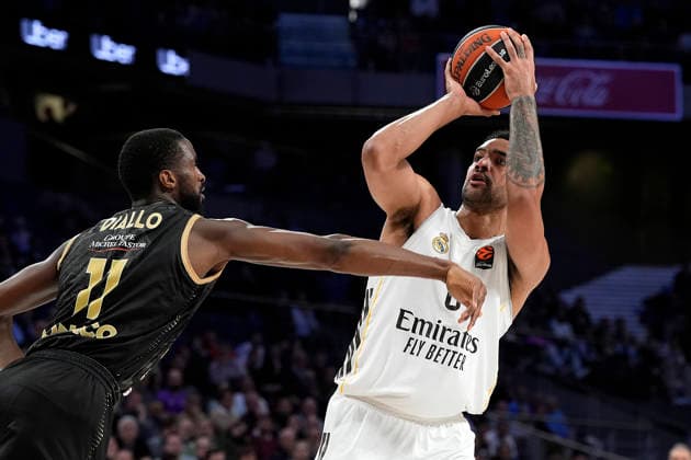 REAL MADRID v AS MONACO. EUROLEAGUE 2025 2026. REGULAR SEASON. ROUND 24. Real Madrid s Try Lyles (r) and AS Monaco s Alpha Diallo during Euroleague Regular Season Round 24 match. January 22, 2026. (ALTERPHOTOS Acero) MadridSpain  Copyright: xAcerox