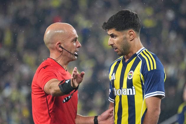 ISTANBUL, TURKEY - JANUARY 22: Marco Asensio of Fenerbahce SK reacts Referee Luis Godinho during the UEFA Europa League 2025 26 League Phase MD7 match between Fenerbahce SK and Aston Villa FC at Fenerbahce Sükrü Saracoglu Spor Kompleksi Chobani Stadium on January 22, 2026 in Istanbul, Turkey. Istanbul Turkey Copyright: xSeskimphotox FBahce-AVilla-220126 (110)