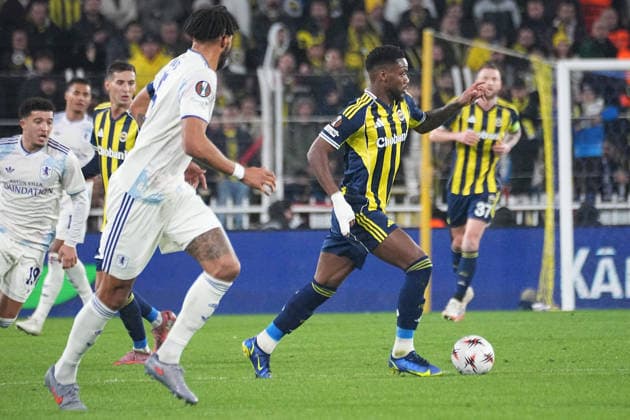 ISTANBUL, TURKEY - JANUARY 22: Jhon Duran (R) of Fenerbahce and Tyrone Mings of Aston Villa battle for the ball during the UEFA Europa League 2025 26 League Phase MD7 match between Fenerbahce SK and Aston Villa FC at Fenerbahce Sükrü Saracoglu Spor Kompleksi Chobani Stadium on January 22, 2026 in Istanbul, Turkey. Istanbul Turkey Copyright: xSeskimphotox FBahce-AVilla-220126 (115)