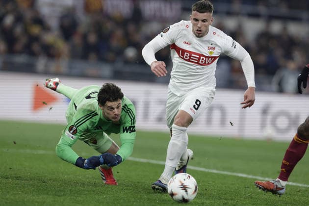 CALCIO - UEFA Europa League - AS Roma vs VfB Stuttgart Stuttgart s Bosnian forward Ermedin Demirovic challenges for the ball with Roma s Belgian goalkeeper Mile Svilar during UEFA Europa League phase match day 7 between AS Roma vs VfB Stuttgart at Olimpico stadium on November 22, 2026 in Rome, Italy. Rome Italy  Copyright: xIPAxSport ABACAx