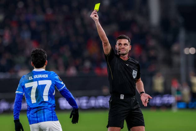 2026-01-22 FC Utrecht v KRC Genk - UEFA Europa League, League phase, MD7 UTRECHT, NETHERLANDS - JANUARY 22: Referee Rob Hennessy looks on during the UEFA Europa League, League phase, MD7 match between FC Utrecht and KRC Genk at Stadion Galgenwaard on January 22, 2026 in Utrecht, Netherlands. Utrecht Stadion Galgenwaard Netherlands Content not available for redistribution in The Netherlands directly or indirectly through any third parties. Copyright: xBenxGalx