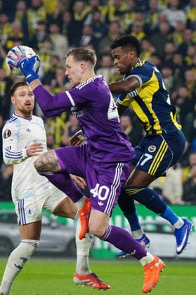 ISTANBUL, TURKEY - JANUARY 22: Nelson Semedo (27) of Fenerbahce and Goalkeeper Marco Bizot of Aston Villa battle for the ball during the UEFA Europa League 2025 26 League Phase MD7 match between Fenerbahce SK and Aston Villa FC at Fenerbahce Sükrü Saracoglu Spor Kompleksi Chobani Stadium on January 22, 2026 in Istanbul, Turkey. Istanbul Turkey Copyright: xSeskimphotox FBahce-AVilla-220126 (153)