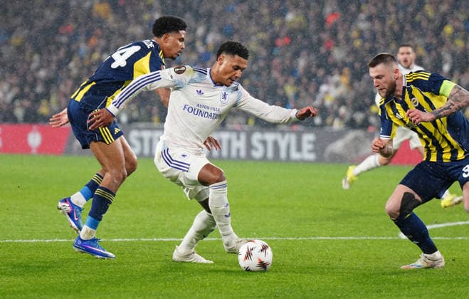 ISTANBUL, TURKEY - JANUARY 22: Jayden Oosterwolde , Milan Skriniar of Fenerbahce and Morgan Rogers (L) of Aston Villa battle for the ball during the UEFA Europa League 2025 26 League Phase MD7 match between Fenerbahce SK and Aston Villa FC at Fenerbahce Sükrü Saracoglu Spor Kompleksi Chobani Stadium on January 22, 2026 in Istanbul, Turkey. Istanbul Turkey Copyright: xSeskimphotox FBahce-AVilla-220126 (181)