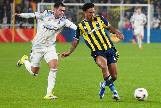 ISTANBUL, TURKEY - JANUARY 22: Jayden Oosterwolde (R) of Fenerbahce and Emi Buendia (L) of Aston Villa battle for the ball during the UEFA Europa League 2025 26 League Phase MD7 match between Fenerbahce SK and Aston Villa FC at Fenerbahce Sükrü Saracoglu Spor Kompleksi Chobani Stadium on January 22, 2026 in Istanbul, Turkey. Istanbul Turkey Copyright: xSeskimphotox FBahce-AVilla-220126 (211)