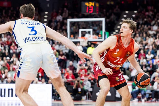 MUNICH, GERMANY - JANUARY 22: Justus Hollatz (FC Bayern Muenchen, 21) controls the ball against Nathan Reuvers (Valencia Basket, 3) during the Turkish Airlines EuroLeague match between FC Bayern Muenchen vs. Valencia Basket at SAP Garden on round 24 of Turkish Airlines EuroLeague on January 22, 2026 in Munich, Germany. Bavaria Germany Copyright: xSteffiexWunderlx