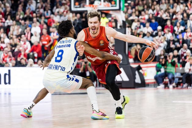 MUNICH, GERMANY - JANUARY 22: Andreas Andi Obst (FC Bayern Muenchen, 13) controls the ball against Jean Montero (Valencia Basket, 8) during the Turkish Airlines EuroLeague match between FC Bayern Muenchen vs. Valencia Basket at SAP Garden on round 24 of Turkish Airlines EuroLeague on January 22, 2026 in Munich, Germany. Bavaria Germany Copyright: xSteffiexWunderlx