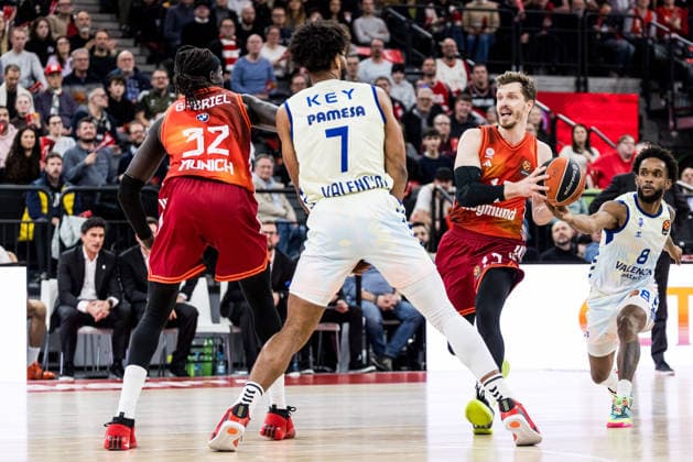 MUNICH, GERMANY - JANUARY 22: Jean Montero (Valencia Basket, 8) steals the ball from Andreas Andi Obst (FC Bayern Muenchen, 13) during the Turkish Airlines EuroLeague match between FC Bayern Muenchen vs. Valencia Basket at SAP Garden on round 24 of Turkish Airlines EuroLeague on January 22, 2026 in Munich, Germany. Bavaria Germany Copyright: xSteffiexWunderlx
