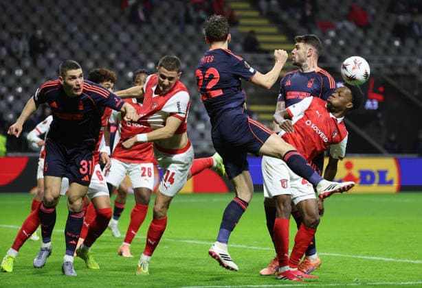 POR: Sporting de Braga-Nottingham Forest-EuropaLeague-22 January 2026 Nicola Milenkovic of Nottingham Forest and Gustaf Lagerbielke of Sporting Braga and Ryan Yates of Nottingham Forest in action during the UEFA Europe League, Phase League, Matchday 7, between Sporting Club de Braga and Nottingham Forest at Stadium Municipal of Braga on January 22, 2026 in Braga (Portugal) (Photo by Luis de la Mata SportPix Sipa USA) Braga Stadium Municipal of Braga Braga Portugal Copyright: xLuisxdexlaxMatax xsportPix.org.ux