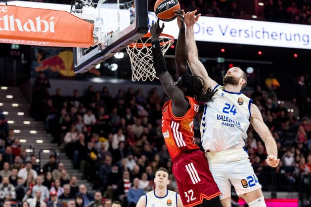 MUNICH, GERMANY - JANUARY 22: Wenyen Gabriel (FC Bayern Muenchen, 32) tries to shoot the ball, being blocked by Matthew Costello (Valencia Basket, 24) during the Turkish Airlines EuroLeague match between FC Bayern Muenchen vs. Valencia Basket at SAP Garden on round 24 of Turkish Airlines EuroLeague on January 22, 2026 in Munich, Germany. Bavaria Germany Copyright: xSteffiexWunderlx