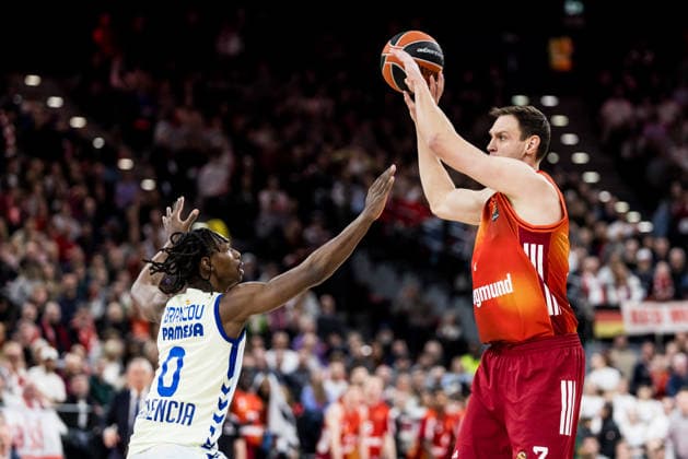 MUNICH, GERMANY - JANUARY 22: Johannes Voigtmann (FC Bayern Muenchen, 7) controls the ball against Brancou Badio (Valencia Basket, 0) during the Turkish Airlines EuroLeague match between FC Bayern Muenchen vs. Valencia Basket at SAP Garden on round 24 of Turkish Airlines EuroLeague on January 22, 2026 in Munich, Germany. Bavaria Germany Copyright: xSteffiexWunderlx