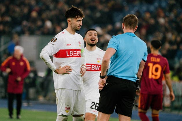 Atakan Karazor VfB Stuttgart, 16 and Deniz Undav VfB Stuttgart, 26 complain to John Brooks Referee, England , ITA, AS Roma vs VfB Stuttgart, Football, Europa League, Matchday 7, Season 2025 2026, 22 01 2026, ITA, AS Roma vs VfB Stuttgart, Football, Europa League, Matchday 7, Season 2025 2026, 22 01 2026, Rome Copyright: xEibner-Pressefoto EdwardxCheungx EP_ECG