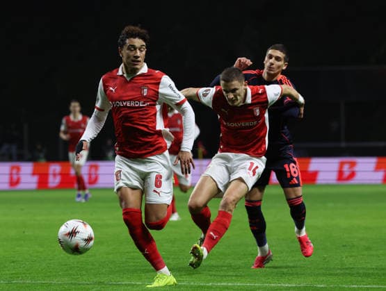 POR: Sporting de Braga-Nottingham Forest-EuropaLeague-22 January 2026 Vitor Carvalho of Sporting Braga and Gustaf Lagerbielke of Sporting Braga and Nicolas Dominguez of Nottingham Forest in action during the UEFA Europe League, Phase League, Matchday 7, between Sporting Club de Braga and Nottingham Forest at Stadium Municipal of Braga on January 22, 2026 in Braga (Portugal) (Photo by Luis de la Mata SportPix Sipa USA) Braga Stadium Municipal of Braga Braga Portugal Copyright: xLuisxdexlaxMatax xsportPix.org.ux