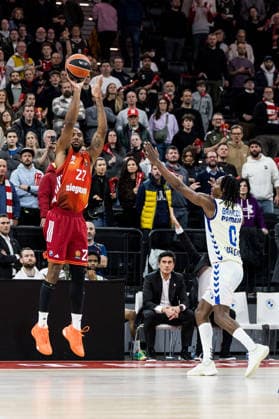 MUNICH, GERMANY - JANUARY 22: Isiaha Mike (FC Bayern Muenchen, 22) tries to score over Brancou Badio (Valencia Basket, 0) during the Turkish Airlines EuroLeague match between FC Bayern Muenchen vs. Valencia Basket at SAP Garden on round 24 of Turkish Airlines EuroLeague on January 22, 2026 in Munich, Germany. Bavaria Germany Copyright: xSteffiexWunderlx