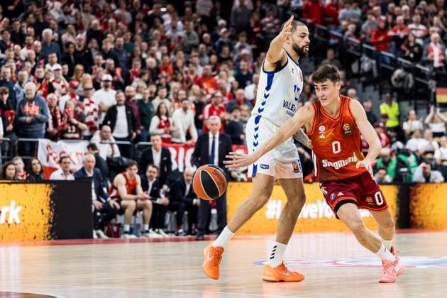 MUNICH, GERMANY - JANUARY 22: Neno Dimitrijevic (FC Bayern Muenchen, 0) controls the ball against Darius Thompson (Valencia Basket, 13) during the Turkish Airlines EuroLeague match between FC Bayern Muenchen vs. Valencia Basket at SAP Garden on round 24 of Turkish Airlines EuroLeague on January 22, 2026 in Munich, Germany. Bavaria Germany Copyright: xSteffiexWunderlx