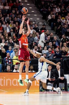 MUNICH, GERMANY - JANUARY 22: Vladimir Lucic (FC Bayern Muenchen, 11) tries to score over Kameron Taylor (Valencia Basket, 1) during the Turkish Airlines EuroLeague match between FC Bayern Muenchen vs. Valencia Basket at SAP Garden on round 24 of Turkish Airlines EuroLeague on January 22, 2026 in Munich, Germany. Bavaria Germany Copyright: xSteffiexWunderlx