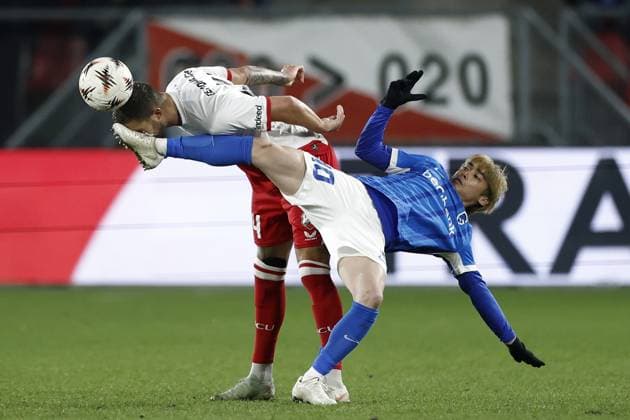 UTRECHT - (l-r) Mike Eerdhuijzen of FC Utrecht, Junya Ito of KRC Genk during the UEFA Europa League match between FC Utrecht and KRC Genk at the Galgenwaard Stadium on January 22, 2026, in Utrecht, Netherlands. ROBIN VAN LONKHUIJSEN ANP UEFA Europa League 2025 26 League Phase MD7 2025-2026 xVIxANPxSportx xxANPxIVx 548275368 originalFilename: 548275368.jpg