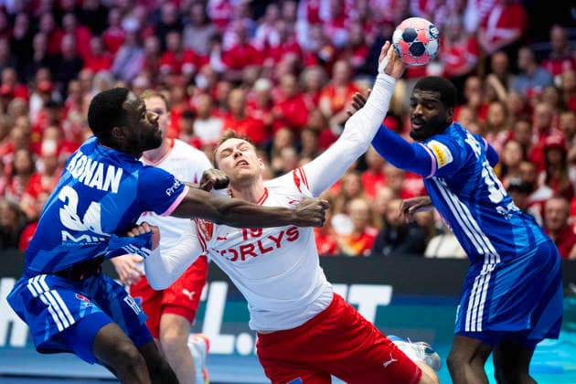 European Men s Handball Championship Denmark France Denmark s Mathias Gidsel in action with France s Karl Konan and Dika Mem during the men s handball match between Denmark and France in EHF Euro 2026 Group B at Jyske Bank Boxen in Herning, Thursday, January 22, 2026 Photo Bo Amstrup Ritzau Scanpix , Herning Denmark Mors  Copyright: BoxAmrstrupx xRitzauxScanpix BoxAmstrupx spdk20260122-231007-L