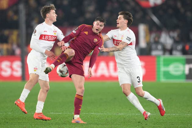 Evan Ferguson of AS Roma under pressure from Ramon Hendriks of VfB Stuttgart adn Yanik Splat of VfB Stuttgart during the match of the Uefa Europa League Matchday 7 between A.S. Roma and Stuttgart at the Olimpico Stadium on Jan 22, 2026 in Rome, Italy. during AS Roma vs VfB Stuttgart, Football Europa League match in Rome, Italy, January 22 2026  Copyright: xRobertoxRamaccia IPAxSportx xipa-agency.netx xx IPA_70435554 IPA_Agency_IPA70435554