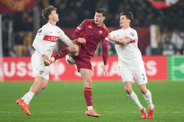 22nd January 2026, Stadio Olimpico, Rome, Italy; UEFA Europa League Football; Roma versus Stuttgart; Evan Ferguson of AS Roma under pressure from Ramon Hendriks of VfB Stuttgar and Yanik Spalt of VfB Stuttgart  AllShotLive
