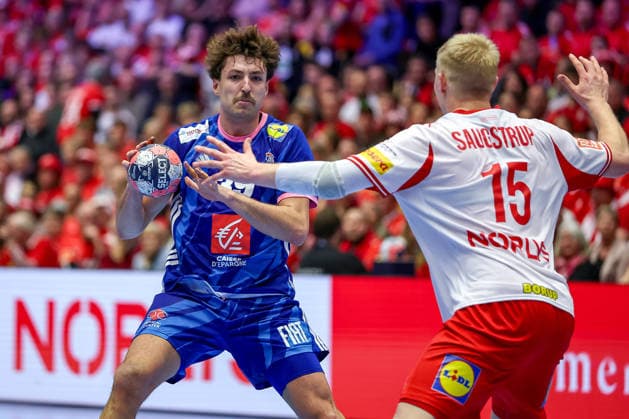 22 01 2026, Handball, Men s EHF EURO 2026, France Denmark, Jyske Bank Boxing in Herning, Denmark, Main Round Thibaud Briet France 39 in duel against Magnus Saugstrup Jensen Denmark 15 Denmark