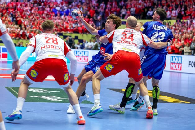 22 01 2026, Handball, Men s EHF EURO 2026, France Denmark, Jyske Bank Boxing in Herning, Denmark, Main Round Lasse Bredekjaer Andersson Denmark 28 and Simon Bogetoft Pytlick Denmark 43 defend against Wallem Konrad Peleka France 30 and Ludovic Fabregas France 23 Denmark