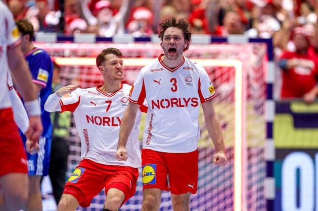 22 01 2026, Handball, Men s EHF EURO 2026, France Denmark, Jyske Bank Boxen in Herning, Denmark, Main Round Niclas Vest Kirkelokke Denmark 03 cheering after the goal next to Emil Jakobsen Denmark 07 Denmark