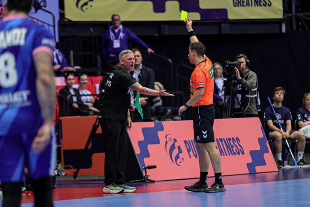 Ref Yellow Card For Coach Denmark Jacobsen, Nikolaj in action Match between FRANCE VS DENMARK valid for Men s EHF EURO 2026 at Jyske Bank Boxen in Herning on 22 January 2026. Herning Jyske Bank Boxen Herning Denmark Copyright: xIMAGOx xPRIMExSPORTSxIMAGESx xANGELOxMOREIRAx