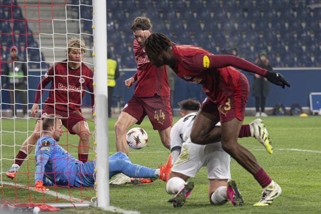 Salzburg, Austria January 22, 2026 Europa League 2025 2026 RB Salzburg vs FC Basel In the picture from left goal area scene with goalkeeper Alexander Schlager RB , Frans Krätzig Kraetzig RB , Jannik Schuster RB , Albian Ajeti FCB , Joane Gadou RB Red Bull Arena Copyright: xFotostandx xWassmuth,xJUERGENxWASSMUTHx