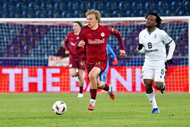 22 01 2026, Salzburg, Stadion Salzburg, Europa League RB Salzburg FC Basel, 13 Frans Krätzig Salzburg controll the ball against 9 Jeremy Agbonifo Basel Salzburg Stadion Salzburg Salzburg Salzburg Austria Copyright: xJustPictures.ch PascalxvonxBürenx jp-en-PaVoB-Pavo_FCB_Salzburg_-13