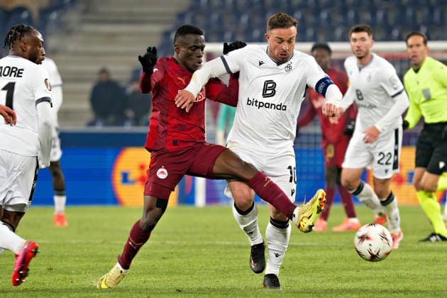 22 01 2026, Salzburg, Stadion Salzburg, Europa League RB Salzburg FC Basel, 5 Soumaila Diabate Salzburg battle for the ball ageinst 10 Xherdan Shaqiri Basel Salzburg Stadion Salzburg Salzburg Salzburg Austria Copyright: xJustPictures.ch PascalxvonxBürenx jp-en-PaVoB-Pavo_FCB_Salzburg_-8
