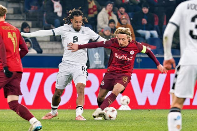 22 01 2026, Salzburg, Stadion Salzburg, Europa League RB Salzburg FC Basel, 8 Koba Koindredi Basel battle for the ball against 18 Mads Bidstrup Salzburg Salzburg Stadion Salzburg Salzburg Salzburg Austria Copyright: xJustPictures.ch PascalxvonxBürenx jp-en-PaVoB-Pavo_FCB_Salzburg_-18