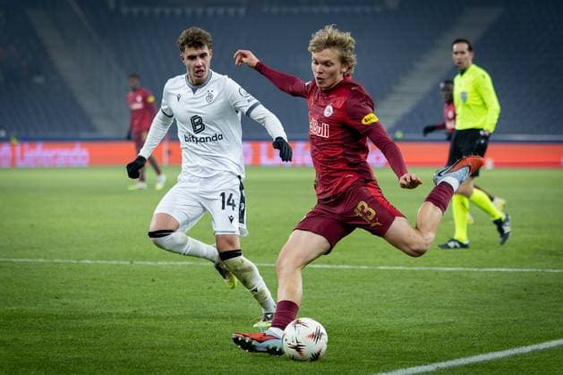 Frans Kraetzig 13 FC Red Bull Salzburg in action against Andrej Bacanin 14 FC Basel 1893 , FC Salzburg vs FC Basel 1893, Football, Men, UEFA Europa League, Season 2025 2026, League phase, Matchday 7, 22 01 2026 Wals Siezenheim Salzburg Austria Copyright: xkolbert-press MartinxAgüerax