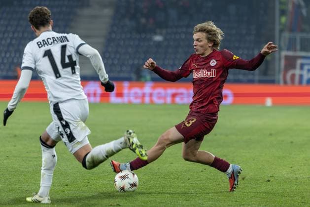 Frans Kraetzig 13 FC Red Bull Salzburg in action against Andrej Bacanin 14 FC Basel 1893 , FC Salzburg vs FC Basel 1893, Football, Men, UEFA Europa League, Season 2025 2026, League phase, Matchday 7, 22 01 2026 Wals Siezenheim Salzburg Austria Copyright: xkolbert-press MartinxAgüerax