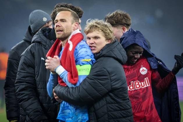 Frans Kraetzig 13 FC Red Bull Salzburg hugs Alexander Schlager 1 FC Red Bull Salzburg , Final cheers from the fans, FC Salzburg vs FC Basel 1893, Football, Men, UEFA Europa League, Season 2025 2026, League phase, Matchday 7, 22 01 2026 Wals Siezenheim Salzburg Austria Copyright: xkolbert-press MartinxAgüerax