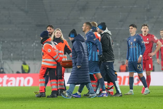 Paramedics on the pitch, time match, Germany, football, UEFA Europa League, matchday 7, league phase, 2025 2026, SC Freiburg vs Maccabi Tel Aviv, 22 01 2026, Europa Park Stadion, Freiburg, Germany Freiburg Europa Park Stadion Baden Württemberg Germany Copyright: xArnexAmbergx