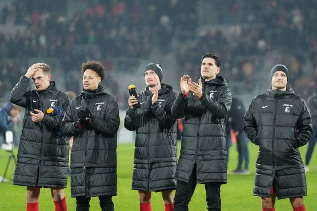 Matthias Ginter SC Freiburg, 28 , Derry Scherhant SC Freiburg, 07 , Patrick Osterhage SC Freiburg, 06 , Igor Matanovic SC Freiburg, 31 , Maximilian Eggestein SC Freiburg, 08 The team thanks the fans and Ultras after the match , Germany, Football, UEFA Europa League, Matchday 7, League phase, 2025 2026, SC Freiburg vs Maccabi Tel Aviv, 22 01 2026, Europa Park Stadion, Freiburg, Germany Freiburg Europa Park Stadion Baden Württemberg Germany Copyright: xArnexAmbergx