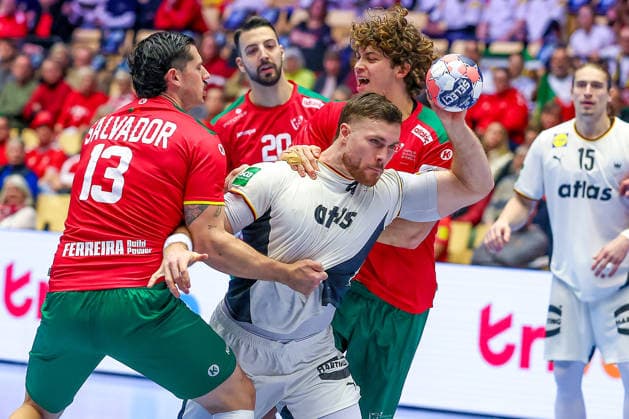 22.01.2026, Handball, Men s EHF EURO 2026, Deutschland - Portugal, Jyske Bank Boxen in Herning, Dänemark, Main Round: Johannes Golla (Germany 04) im Zweikampf gegen Rocha Nogueira (Portugal 13) Miguel Jose Soares Neves (Portugal 20) Gabriel Oliveira Cavalcanti (Portugal 95) Dänemark *** 22 01 2026, Handball, Men s EHF EURO 2026, Germany Portugal, Jyske Bank Boxing in Herning, Denmark, Main Round Johannes Golla Germany 04 in a duel against Rocha Nogueira Portugal 13 Miguel Jose Soares Neves Portugal 20 Gabriel Oliveira Cavalcanti Portugal 95 Denmark