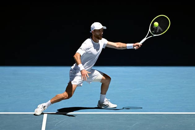 TENNIS AUSTRALIAN OPEN, Corentin Moutet of France in action during the Men™s 3rd round match against Carlos Alcaraz of Spain on day 6 of the 2026 Australian Open tennis tournament at Melbourne Park in Melbourne, Friday, January 23, 2026. ( NO ARCHIVING MELBOURNE VICTORIA AUSTRALIA  Copyright: xLUKASxCOCHx 20260123182124862365