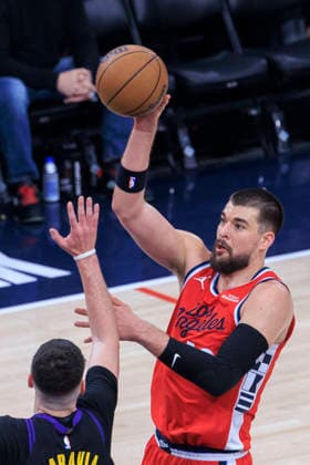 January 22, 2026, Inglewood, California, USA: Ivica Zubac 40 of the Los Angeles Clippers shoots a floater as Jake LaRavia 12 of the Los Angeles Lakers defends the basket during their regular season NBA, Basketball Herren, USA game on Thursday January 22, 2026 at Intuit Dome in Inglewood, California. ARIANA RUIZ PI Inglewood USA - ZUMAp124 20260122_zaa_p124_010 Copyright: xArianaxRuizx