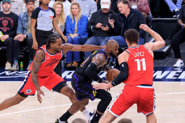 January 22, 2026, Inglewood, California, USA: Kawhi Leonard 2 of the Los Angeles Clippers is unable to guard against LeBron James 23 of the Los Angeles Lakers during a 2025 NBA, Basketball Herren, USA regular season game against the Los Angeles Lakers on Thursday January 22, 2026 at Intuit Dome Arena in Inglewood, California. JAVIER ROJAS PI Inglewood USA - ZUMAp124 20260122_zaa_p124_019 Copyright: xJavierxRojasx